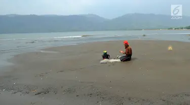 Pencari ikan menunaikan salat asar di bibir Pantai Palangpang, Ciletuh, Sukabumi, Jawa Barat, Minggu (22/9). Pria tersebut menggunakan jala ikan sebagai alas tempatnya salat. (Merdeka.com/Arie Basuki)