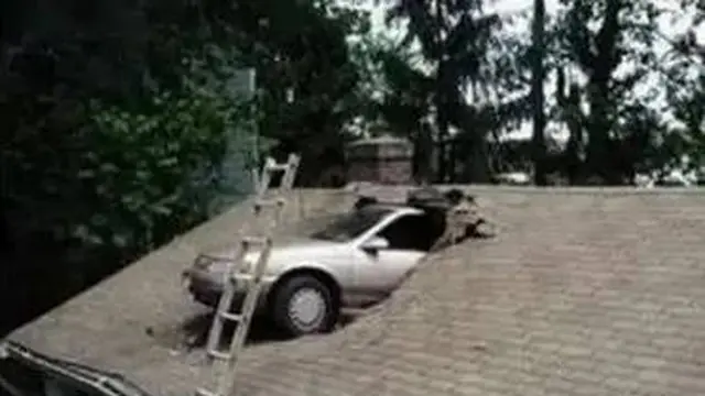 10 Potret Nyeleneh Kendaraan Nyangkut, Ada Mobil di Atas Pohon