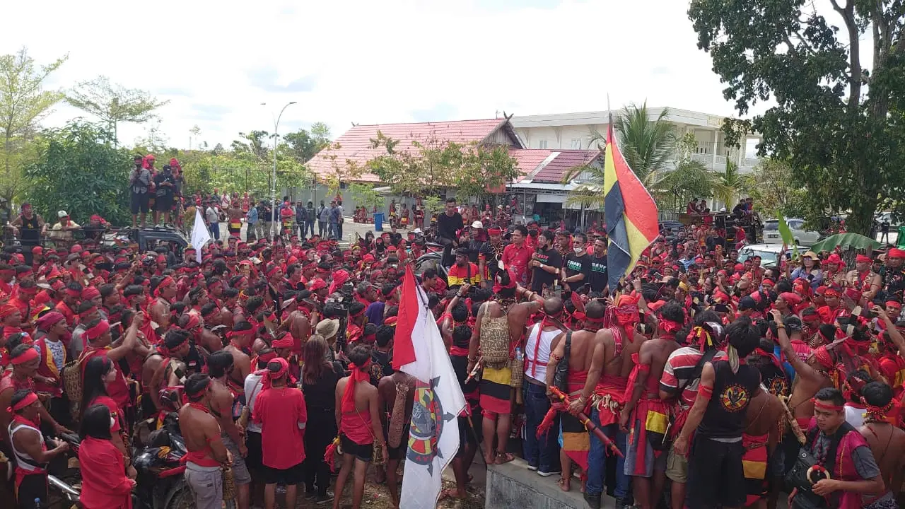 Kades Kinipan, Hengki menemui ratusan pendukungnya usai divonis bebas dalam kasus dugaan korupsi dana desa, di Pengadilan Tipikor Palangka Raya. (Foto: Liputan6.com/Marifka Wahyu)
