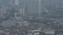 Nampak langit Jakarta putih tertutup polusi udara. (merdeka.com/Arie Basuki)