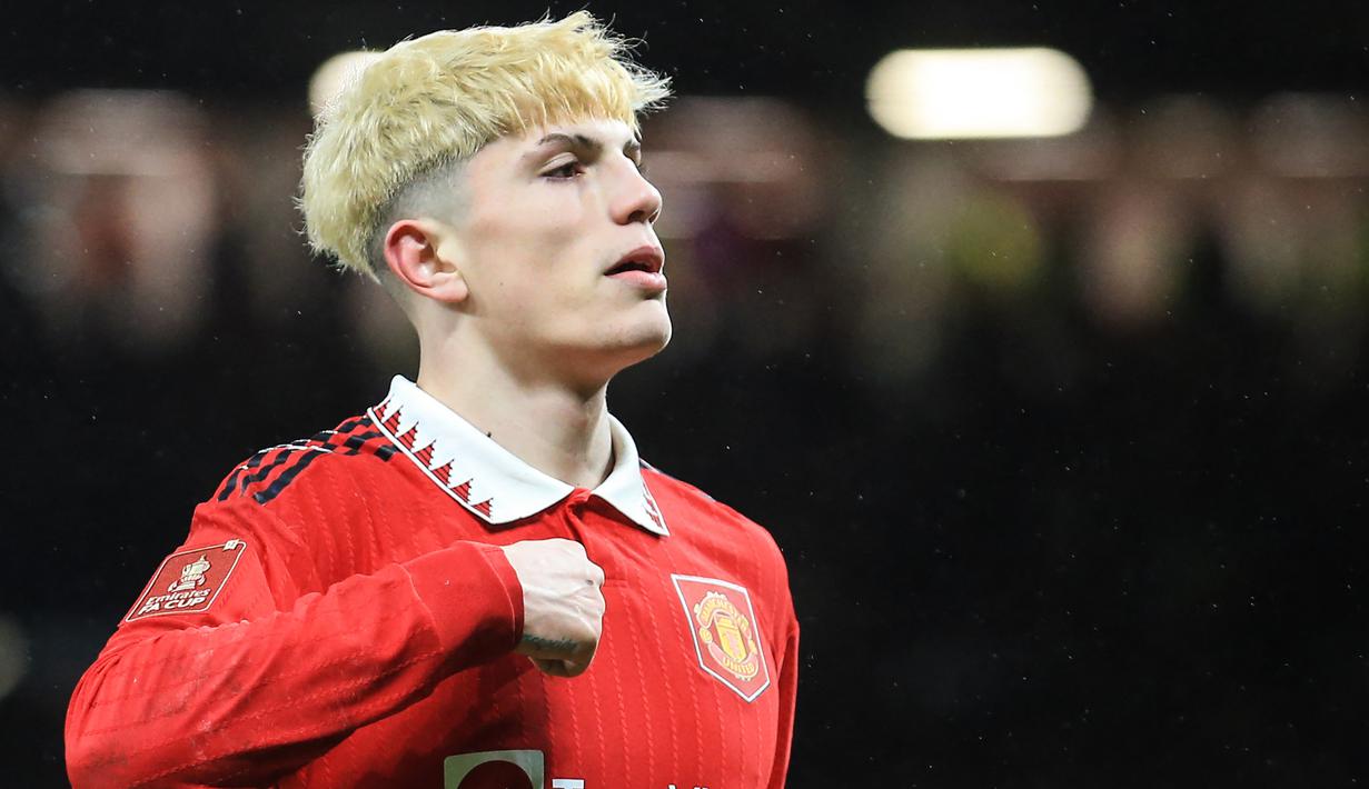 Selebrasi gelandang Manchester United, Alejandro Garnacho setelah mencetak gol ke gawang West Ham United pada laga putaran kelima Piala FA 2022/2023 di Old Trafford Stadium, Manchester (1/3/2023). Alejandro Garnacho yang baru berusia 18 tahun ini dipromosikan dari Manchester United U-21 ke tim senior MU sejak awal musim 2022/2023 dan telah bermain sebanyak 15 laga di Premier League dengan torehan 2 gol dan 2 assist. Sementara bersama Timnas Argentina U-20 ia telah mengoleksi 5 caps dengan torehan 4 gol dan 1 assist sejak melakukan debut pada 26 Maret 2022. (AFP/Lindsey Parnaby)