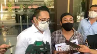 Aktivis 98 melaporkan kerumunan pesta ultah Khofifah ke Polda Jatim. (Dian Kurniawan/Liputan6.com)