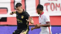 Winger Borneo FC Samarinda, Mariano Peralta mendapatkan pengawalan ketat dari bek kiri Malut United, Abduh Lestaluhu dalam laga tunda pekan ke-8 BRI Super League 2025/2026 di Stadion Gelora Kie Raha, Ternate, Minggu (28/12/2025). (Dok. Borneo FC Samarinda)