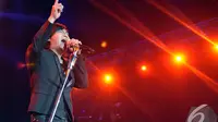 Menutup malam, Ari Lasso tampil sebagai senjata pamungkas di konser Magenta Orchestra X atau MOX, Jakarta, Jumat (14/11/2014). (Liputan6.com/Panji Diksana)