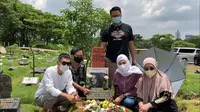 Potret Rekan Seleb Tanah Air Ziarah ke Makam Rina Gunawan. (Sumber: Kapanlagi.com)