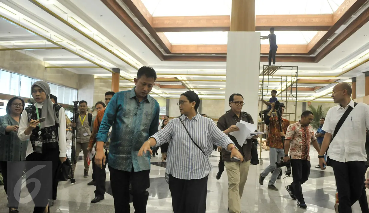 Menteri Luar Negeri Retno LP Marsudi meninjau tahap akhir persiapan Konferensi Tingkat Tinggi (KTT) IORA di JCC, Senayan, Jakarta, Sabtu (4/3). Indonesia akan menjadi tuan rumah KTT IORA di Jakarta pada 5-7 Maret 2017. (Liputan6.com/Yoppy Renato)