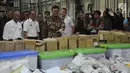 Mendagri Tjahjo Kumolo meninjau gudang penyimpanan barang inventarisasi Kemendagri di Jalan Raya Parung, Kemang, Kab Bogor (30/5). Tjahjo melihat kondisi gudang pasca-insiden tercecernya E-KTP di jalan raya Selabenda Bogor. (Merdeka.com/Arie Basuki)