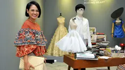 Andien mengenakan batik berdesain unik saat menghadiri pameran busana karya Didi Budiarjo di Museum Tekstil, Kamis (15/1/2015). (Liputan6.com/Panji Diksana)