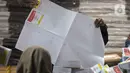 Warga yang dipekerjakan untuk melakukan pelipatan dan sortir surat suara Pemilu 2024 di Gedung Mitra Praja, Sunter, Jakarta Utara, Jumat (5/1/2024). (merdeka.com/Imam Buhori)