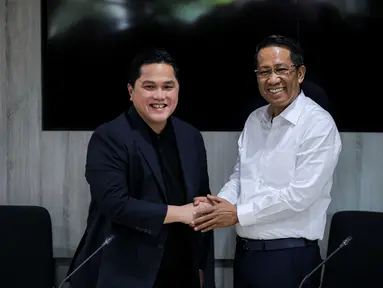 Ketua Umum PSSI, Erick Thohir berjabat tangan dengan Menkumham, Supratman Andi Agtas setelah pertemuan mereka mengenai program naturalisasi pada acara yang berlangsung di kantor Kementerian Hukum dan HAM RI, Rasuna Said, Kuningan, Jakarta, Kamis (19/09/2024). (Bola.com/Bagaskara Lazuardi)