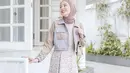 Untuk memberikan kesan tampilan yang kekinian, kombinasi gamis floral dengan jaket crop dan hijab nuansa pastel ini bisa jadi pilihan. (Instagram/daraarafah).