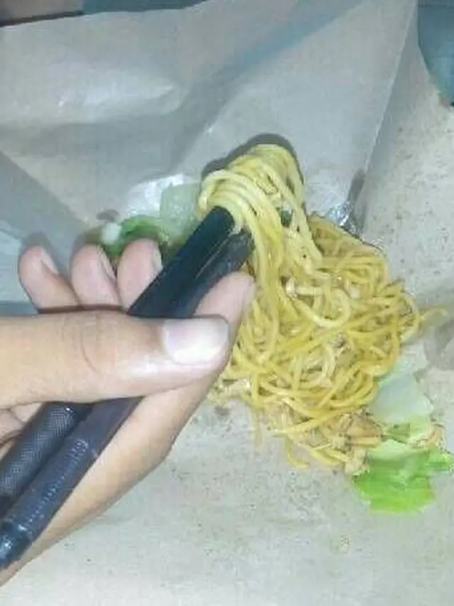 6 Sendok Makan Kuli Bangunan Ini Manfaatkan Benda Proyek, Kocak