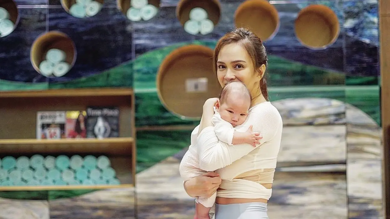 FOTO: Gaya Shandy Aulia Lakukan Olahraga Sambil Asuh Baby Claire