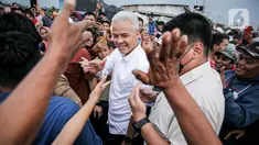 Calon Presiden nomor urut 03 Ganjar Pranowo menyapa kelompok nelayan di Desa Kaliwingi, Kabupaten Brebes, Jawa Tengah, Rabu (10/1/2024). (Liputan6.com/Faizal Fanani)