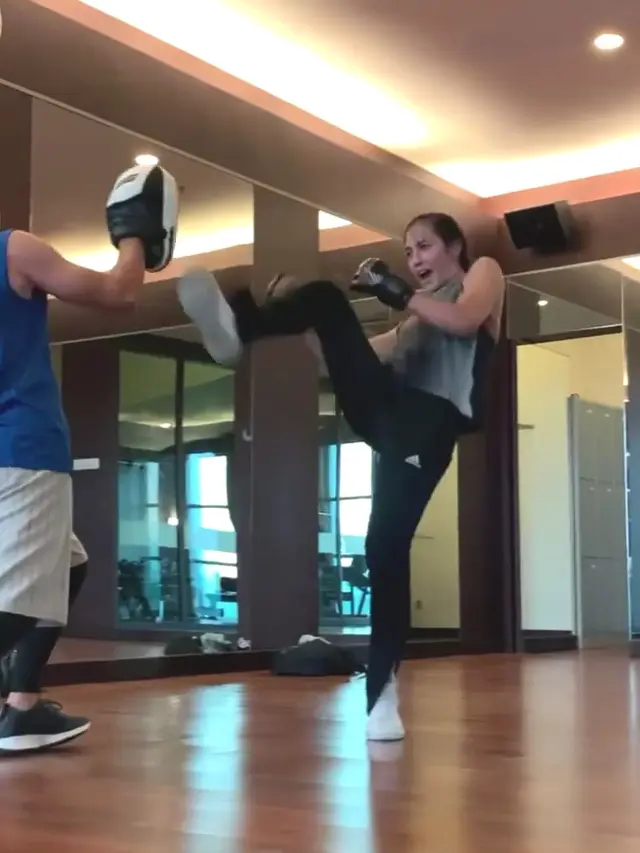 Pevita Pearce Latihan Gulat MMA