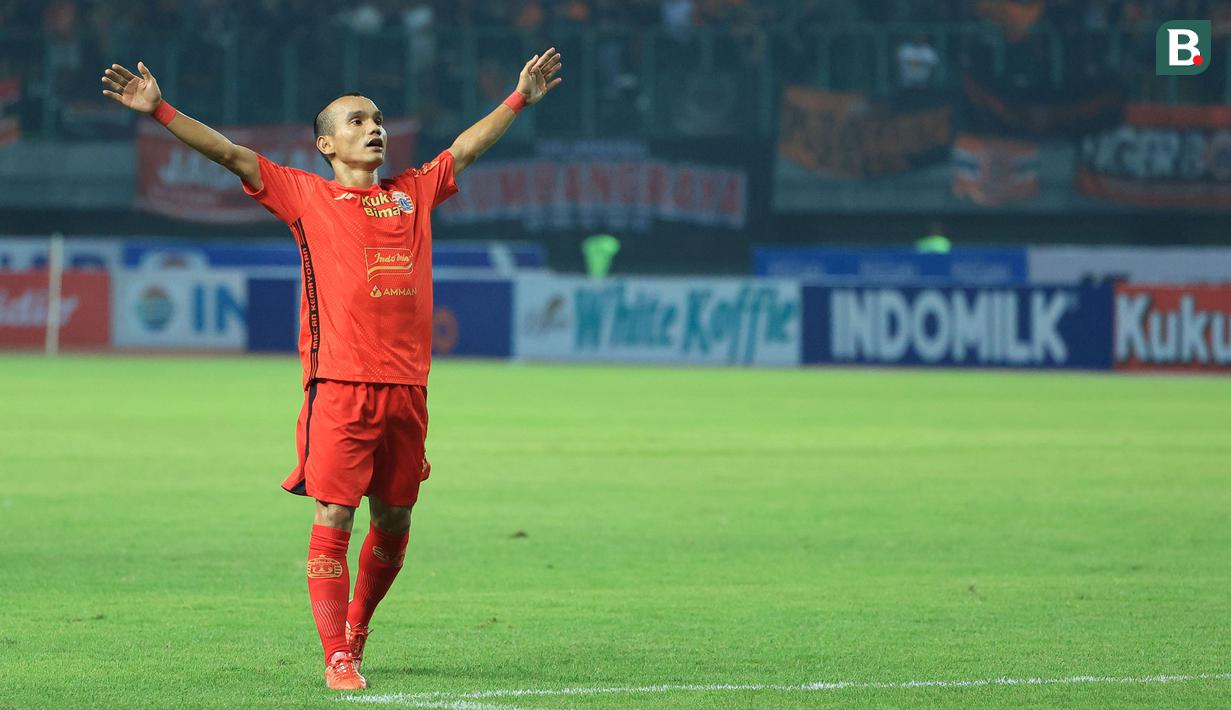 <p>Selebrasi pemain Persija Jakarta, Riko Simanjuntak setelah mencetak gol penyeimbang 1-1 ke gawang Bhayangkara Presisi pada laga pekan ketiga BRI Liga 1 2023/2024 di Stadion Patriot Candrabhaga, Bekasi, Minggu (16/7/2023). Persija menang dengan skor 4-1. (Bola.com/M Iqbal Ichsan)</p>