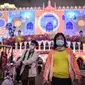 Pengunjung mengenakan masker saat mereka berjalan di luar resor hotel kasino Venesia di Macau, yang pada 22 Januari melaporkan kasus pertama dari Virus Corona Baru. (source: AFP)