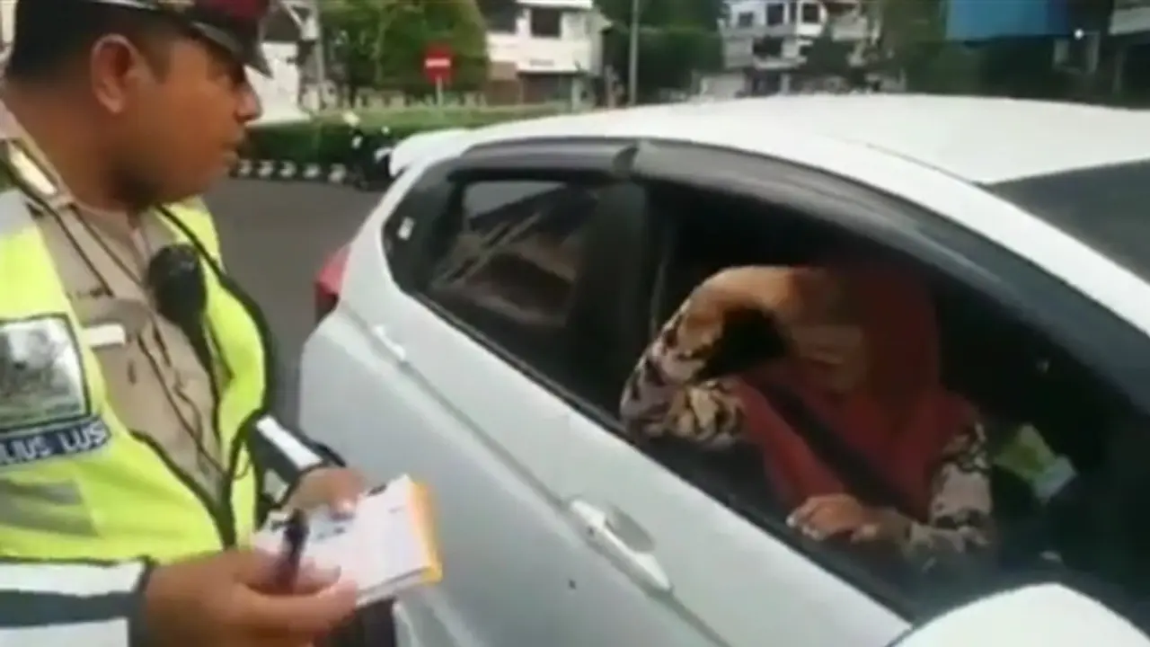 Emak-Emak Ngamuk Saat Ditilang