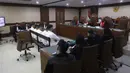 Dalam tuntutannya, JPU meminta majelis hakim Pengadilan Negeri (PN) Jakarta Pusat menghukum terdakwa Muhammad Amar Akbar atau Ammar Zoni dengan pidana 9 tahun penjara dan denda sejumlah Rp 500 juta subsider 140 hari. Tampak dalam foto, pesohor, Muhammad Ammar Akbar alias Ammar Zoni (tengah), saat mengikuti sidang lanjutan terkait kasus peredaran narkotika di lingkungan Rutan Salemba, Pengadilan Negeri Jakarta Pusat, Kamis (12/3/2026). (Kapanlagi.com/Budy Santoso)