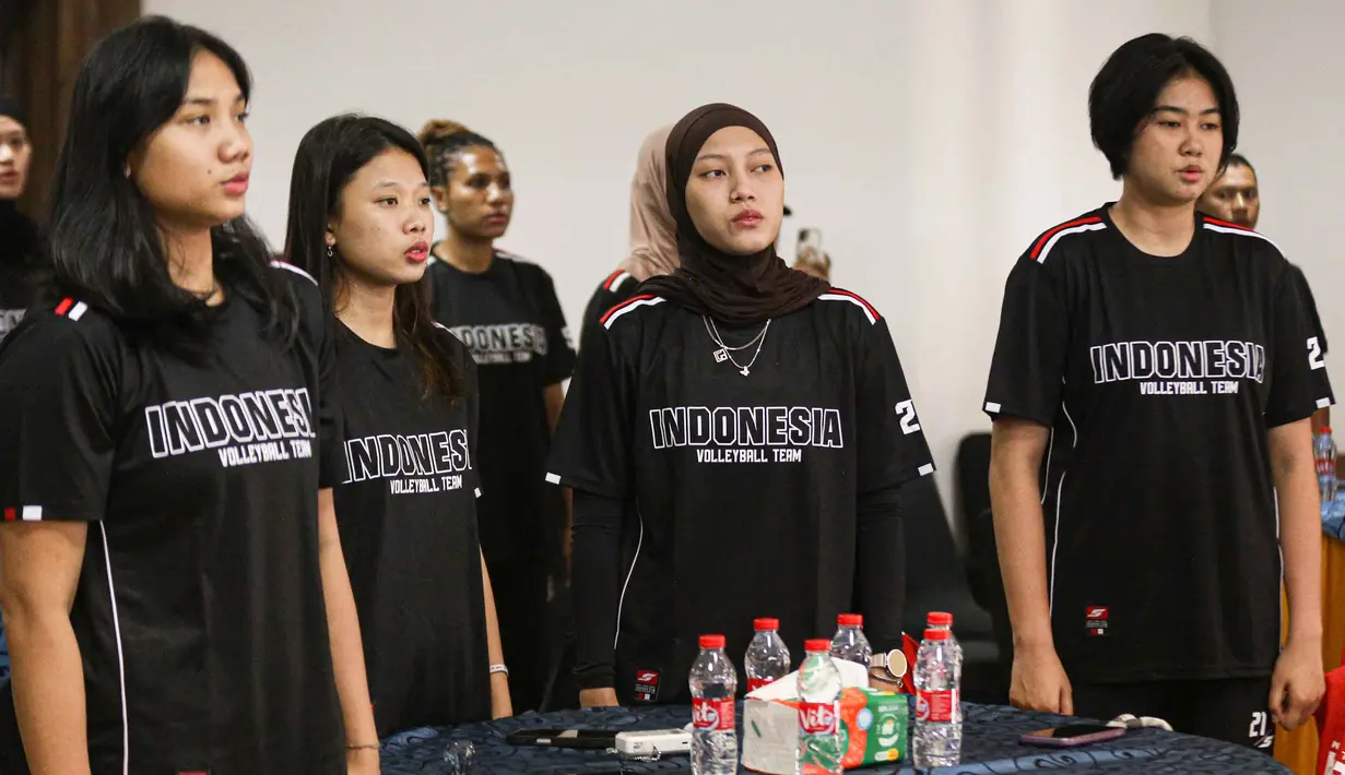 Pemain Timnas voli putri Indonesia saat upacara pelepasan di Padepokan Voli Jenderal Polisi Kunarto, Sentul, Jawa Barat, Selasa (2/6/2026). (Bola.com/Abdul Aziz)