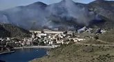 Api yang dipicu oleh angin kencang di pinggiran dekat Portbou, dekat perbatasan Prancis-Spanyol pada 5 Agustus 2023. (AFP/Raymond Roig)