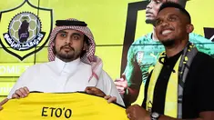 Penyerang asal Kamerun Samuel Eto'o berpose dengan jersey klub barunya  Qatar Sports Club selama presentasi dirinya di Doha, (14/8). Eks Striker Barcelona ini menandatangani kontrak selama satu tahun di klub tersebut. (AFP Photo/Karim Jaafar)