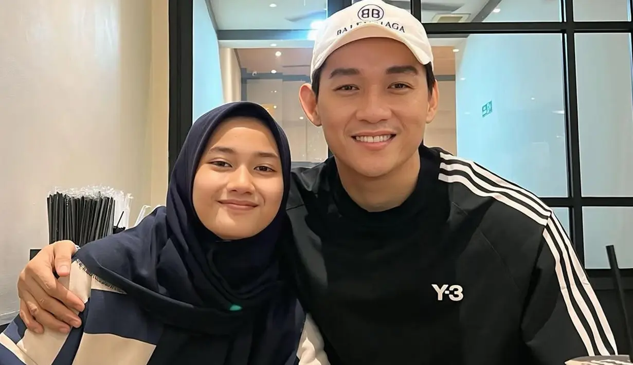 Ifan vokalis band Seventeen membagikan momen kebersamaannya dengan Rania yang baru saja pulang dari ibadah umrah pertamanya. Dalam unggahannya, ia tampak menikmati waktu bersama Rania sebelum mengantarkannya kembali ke pesantren. (Liputan6.com/IG/@ifanseventeen)