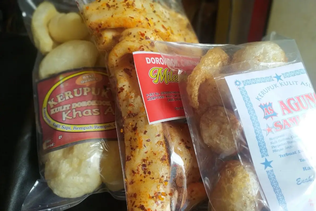 Nampak tiga produk olahan kerupuk dari bahan dasar kulit yang dihasilkan pengrajin industri kerajinan kulit Sukaregang, Garut, Jawa Barat.