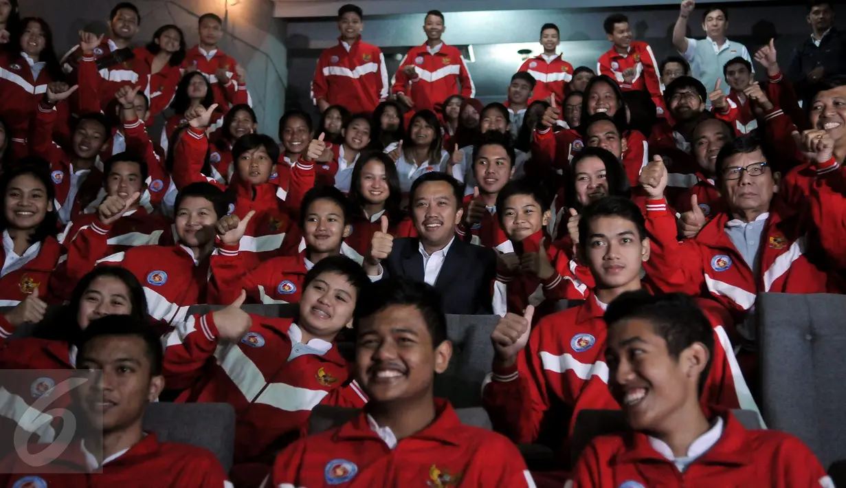 Menpora Imam Nahrawi (tengah) foto bersama dalam acara pelepasan kontingen pelajar Indonesia ke Asean School Games di Jakarta, (20/7). Para kontingen akan bertanding pada the 8th Asean School Games 2016 di Chiangmai, Thailand. (Liputan6.com/Johan Tallo)