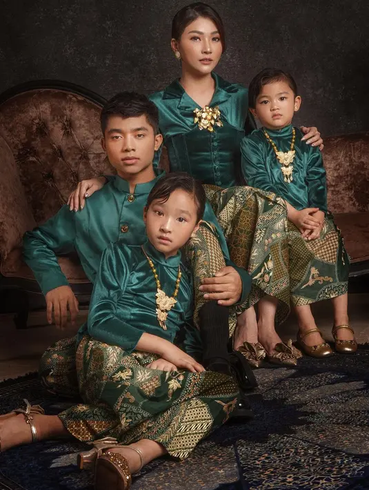 Sarwendah bersama ketiga anaknya lakukan sesi foto keluarga bernuansa khas Keraton [@sarwendah29]