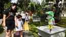 Pengunjung melihat-lihat karya seni instalasi pada pameran Art Jakarta Gardens di Hutan Kota Plataran, Senayan, Jakarta, Rabu (23/4/2025). (Liputan6.com/Herman Zakharia)
