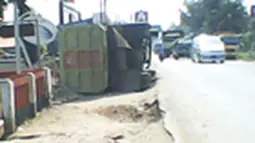 Truk Pengangkut Tanah Terguling di Tangerang
