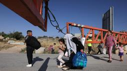 Warga Palestina yang akan melakukan perjalanan dan menyeberang ke Yerusalem timur atau Israel harus mendapatkan izin dari pihak berwenang melalui pos pemeriksaan. (HAZEM BADER/AFP)