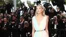 Model Elsa Hosk berpose di karpet merah saat menghadiri pemutaran perdana film 'A Hidden Life' di festival film internasional ke-72, Cannes, Prancis selatan (19/5/2019). Elsa Hosk tampil cantik mengenakan gaun putih. (AP Photo/Joel C Ryan)