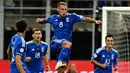 Timnas Italia berhasil mengalahkan Ukraina 2-1 dalam laga lanjutan Kualifikasi Euro 2024 yang berlangsung di San Siro Stadium, Milan, Rabu (13/9/2023) dini hari WIB. Dua gol kemenangan Italia dipersembahkan melalui brace Davide Frattesi pada menit ke-12 dan ke-29. Sementara satu-satunya gol Ukraina dicetak pemain andalannya, Andriy Yarmolenko pada menit ke-41. Kemenangan yang membawa Gli Azzurri sementara menenmpati peringkat kedua Grup C di bawah Inggris sekaligus menjadi debut kemenangan pelatih Luciano Spalletti sebagai juru taktik anyar setelah sebelumnya pada laga debut ditahan imbang 1-1 oleh Makedonia Utara. (AFP/Gabriel Bouys)