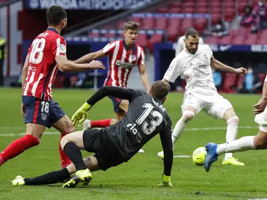 Pemain Real Madrid Karim Benzema mencetak gol ke gawang Atletico Madrid pada pertandingan Liga Spanyol di Stadion Wanda Metropolitano, Madrid, Spanyol, Minggu (7/3/2021). Pertandingan berakhir dengan skor 1-1. (AP Photo/Manu Fernandez)