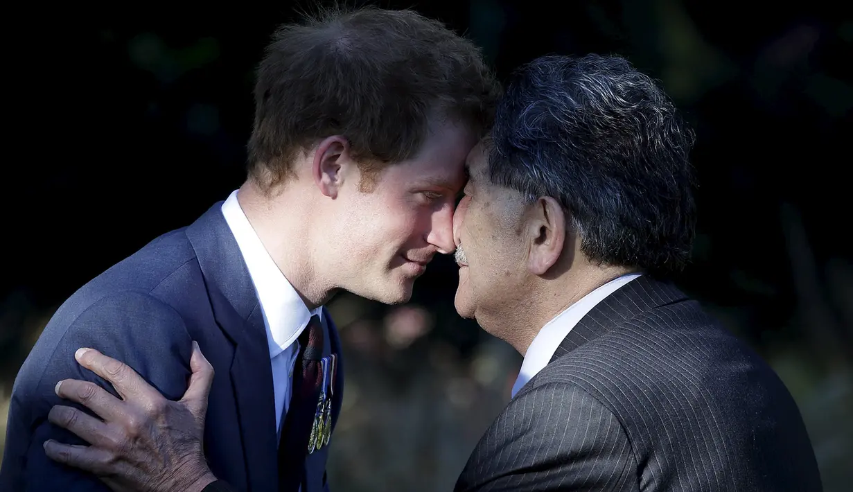 Pangeran Harry melakukan salam hongi pada seorang prajurit senior Maori saat kunjungan selama seminggu ke Selandia Baru (9/5/2015). Ini merupakan cara tradisional suku Maori mengucapkan salam ataupun bertegur sapa dengan orang. (REUTERS/Anthony Phelps)