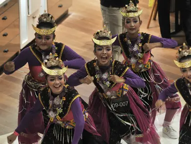 Penari berkostum tradisional menari dalam perhelatan Indonesia Menari 2018 di Grand Indonesia, Jakarta, Minggu (11/11). Gerakan menari bersama yang digelar serentak di 4 kota, yakni Jakarta, Bandung, Solo, dan Semarang. (Merdeka.com/ Iqbal S. Nugroho)