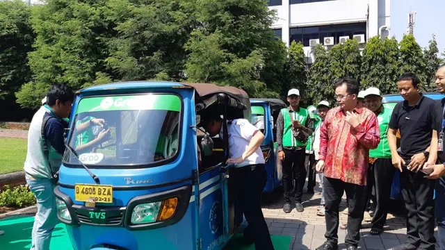Grab memperkenalkan GrabBajay, layanan transportasi roda tiga bagi penduduk Jakarta.
