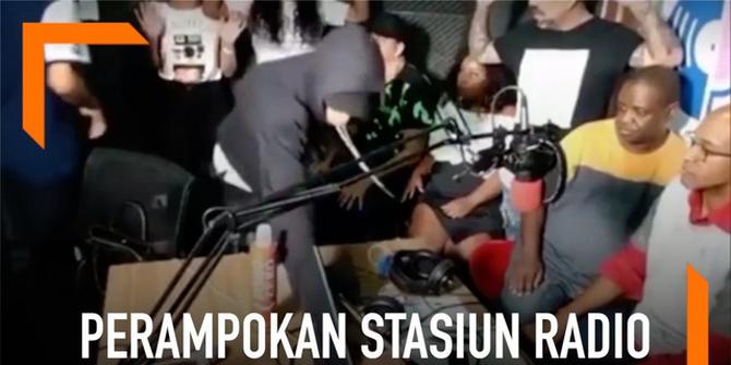 VIDEO: Detik-Detik Stasiun Radio Dirampok Saat Siaran Langsung