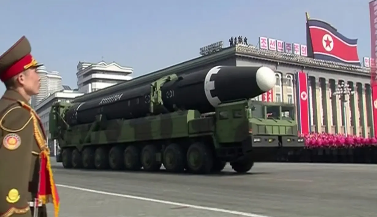 Parade militer Korea Utara yang digelar di Pyongyang, Korea Utara (8/2). Korea Utara menggelar pameran kekuatan teknologi militernya sehari menjelang digelarnya pesta Olimpiade Musim Dingin PyeongChang, Korea Selatan. (KRT via AP Video)