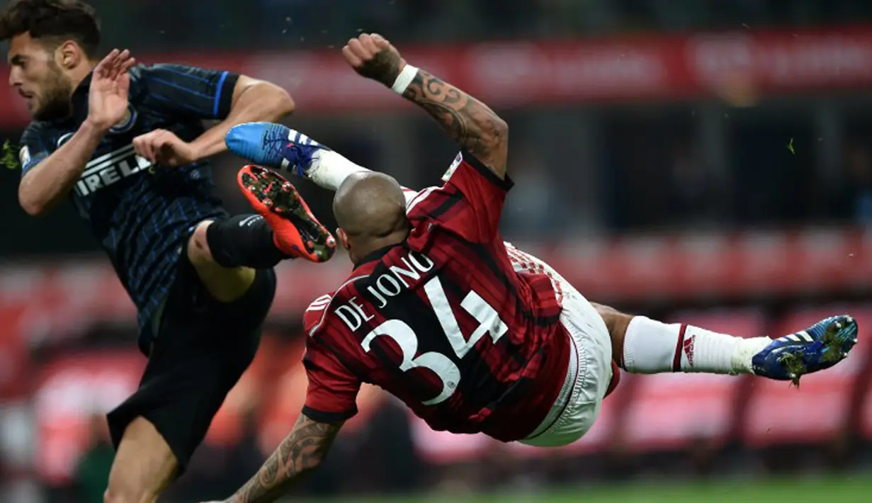 Pertarungan sengit tersaji di laga serie A antara Inter Milan dengan AC Milan di Stadio Giuseppe Meazza, Senin (20/4/2015). Inter Milan bermain imbang 0-0 dengan AC Milan. (AFP PHOTO/Giuseppe Cacace)