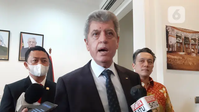 Dubes Palestina Zuhair Al-Shun bersama anggota DPR dari PKS Syahrul Aidi Maazat (kiri) dan Stafsus Presiden RI Diaz Hendropriyono (kanan).