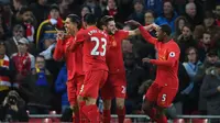 Para pemain Liverpool merayakan gol yang dicetak Firmino ke gawang Arsenal, pada Minggu (5/3/2017). (PAUL ELLIS / AFP)