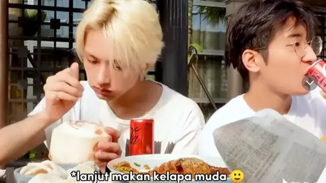 Beredar Video Jun Seventeen Makan Nasi Goreng dan Kelapa Muda
