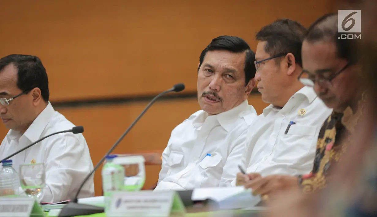 Menko Kemaritiman Luhut Binsar Pandjaitan (kedua kiri) berbincang dengan Menkominfo Rudiantara (kedua kanan) disela jumpa pers Revisi PM 26 Tahun 2017 di Kemenhub, Jakarta (19/10). (Liputan6.com/Faizal Fanani)