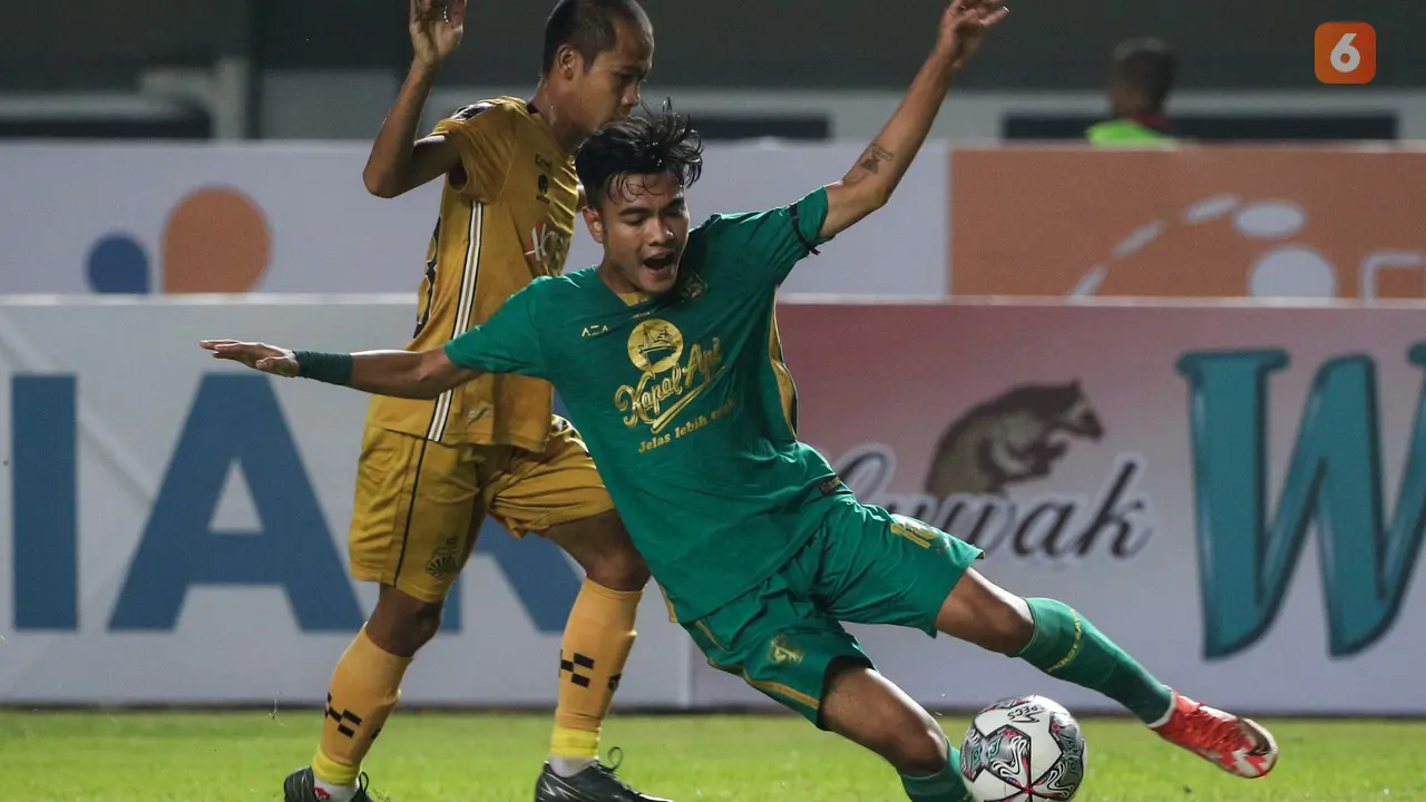 Foto: Aksi Pemain Persebaya saat Bermain Imbang Melawan Bhayangkara FC di Grup C Piala Presiden 2022