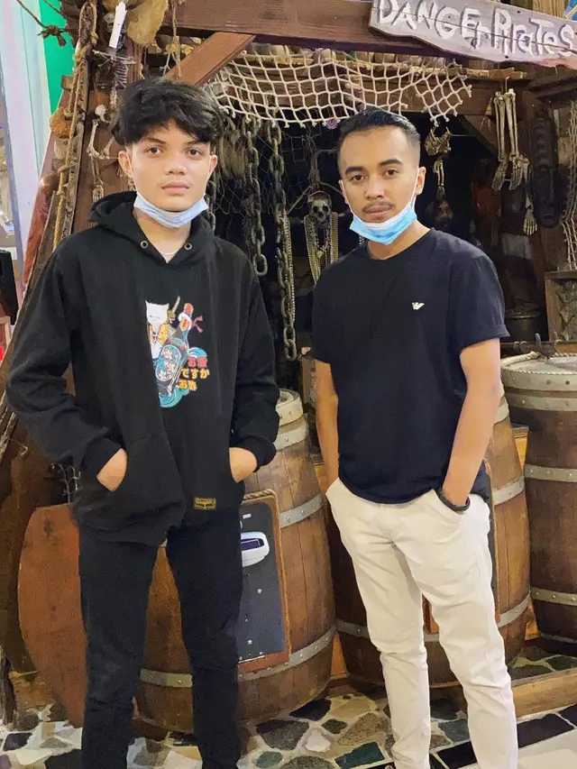 Jarang Tersorot, Ini 6 Potret Adam Batubara Anak Ucok Baba yang Berwajah Tampan