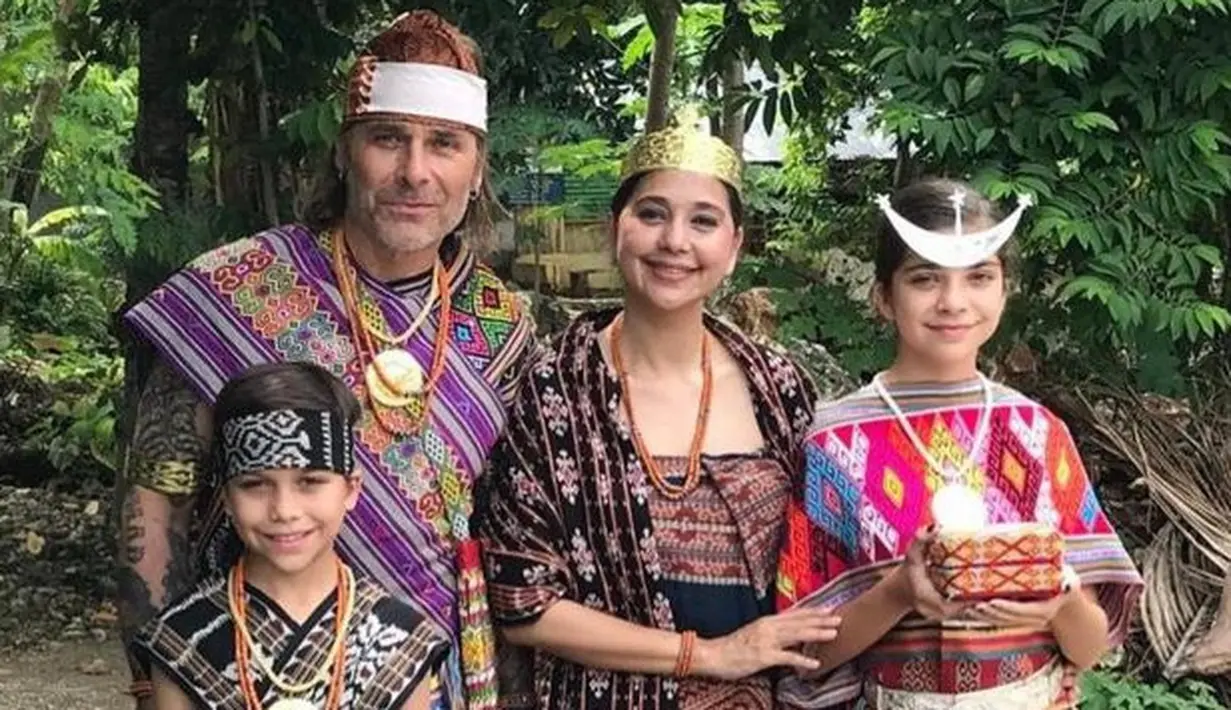 Ayu Azhari menikah dengan Mike Tramp yang merupakan vokalis band White Lion. Keduanya menikah pada 2003 silam dan Mike menjadi seorang mualaf. (Foto: Instagram Ayu Azhari)