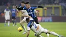 Bek Atalanta, Rafael Toloi, berusaha menghentikan striker Inter Milan, Lautaro Martinez, pada laga Serie A di Stadion San Siro, Milan,Sabtu (11/1). Kedua klub bermain imbang 1-1. (AP/Luca Bruno)